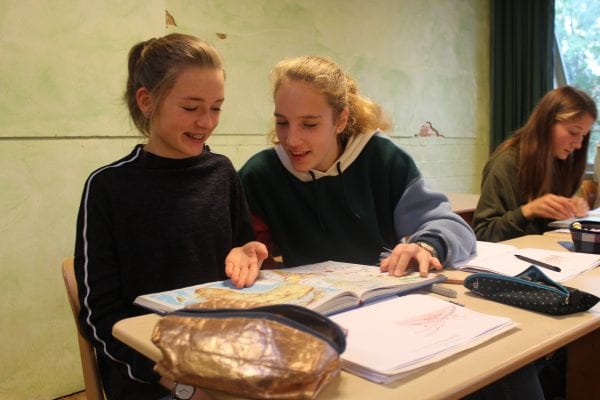 Links Schülerin Sophie (14) und rechts Nele (14) im Erdkunde-Unterricht.